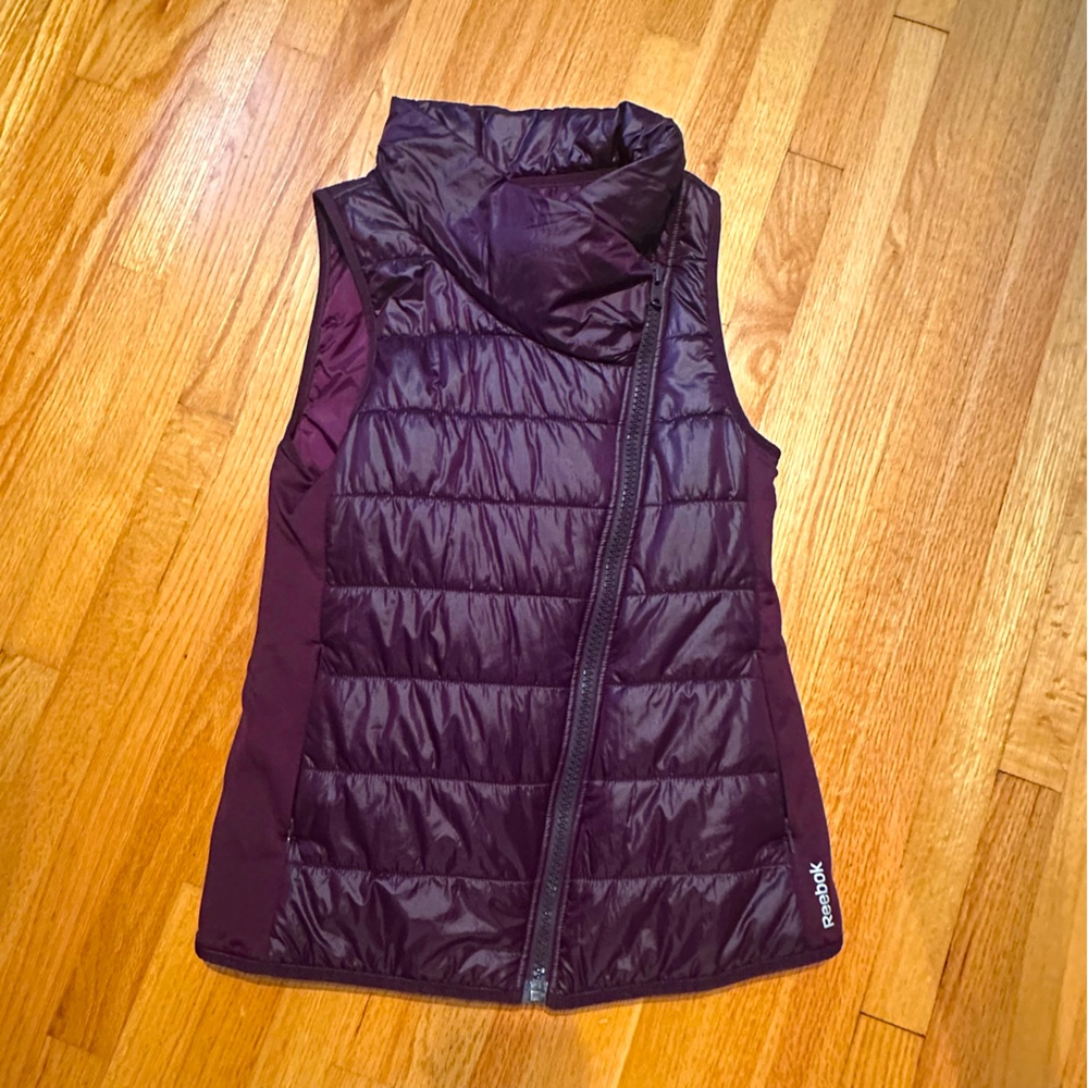Reebok light puffer sleeves vest size small
Deep purple